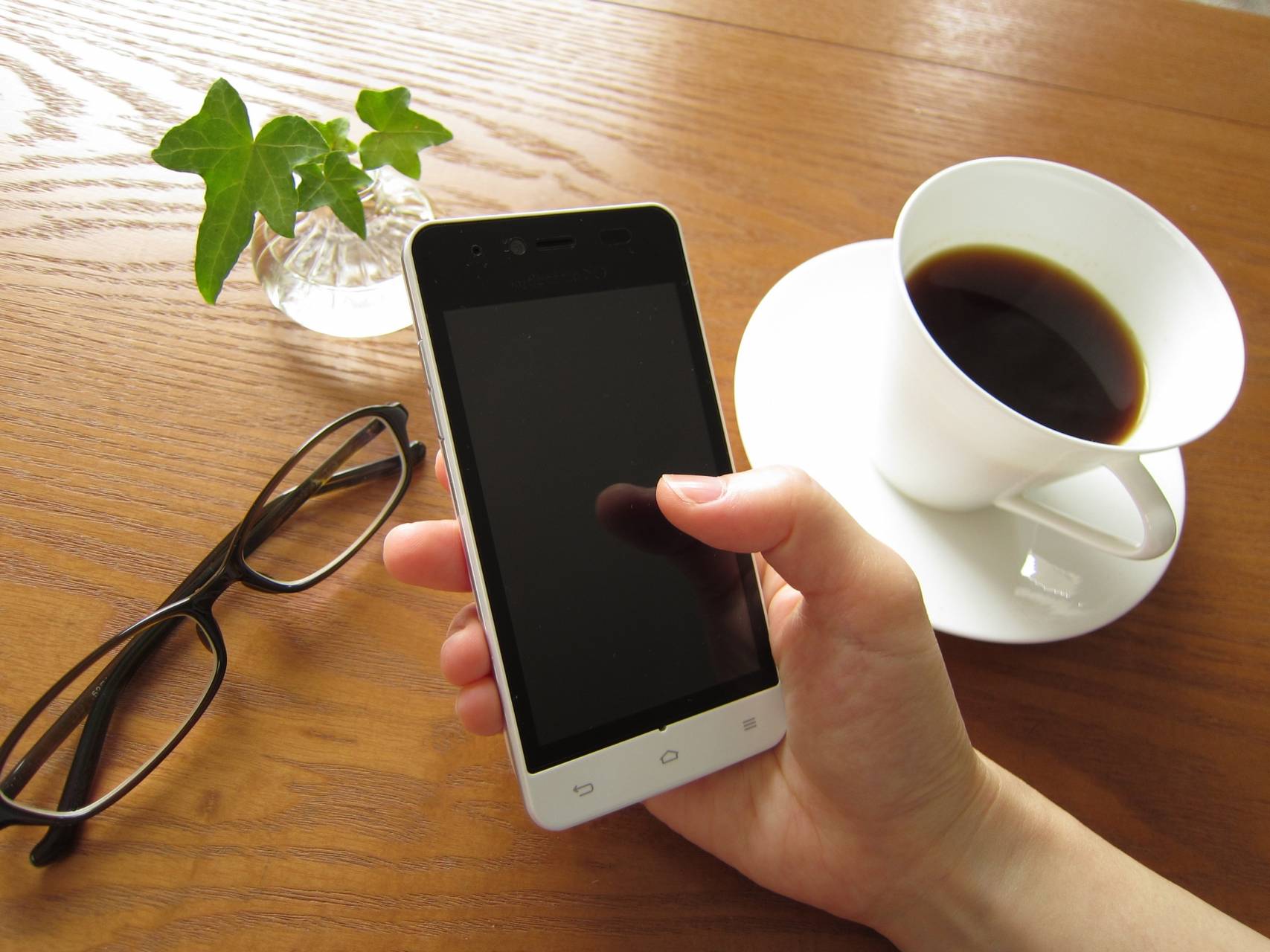 Students using their phone to study Japanese