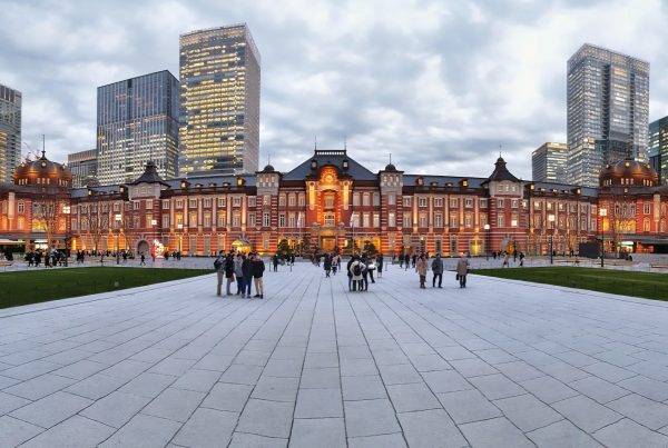 What is Tokyo Station area known for?